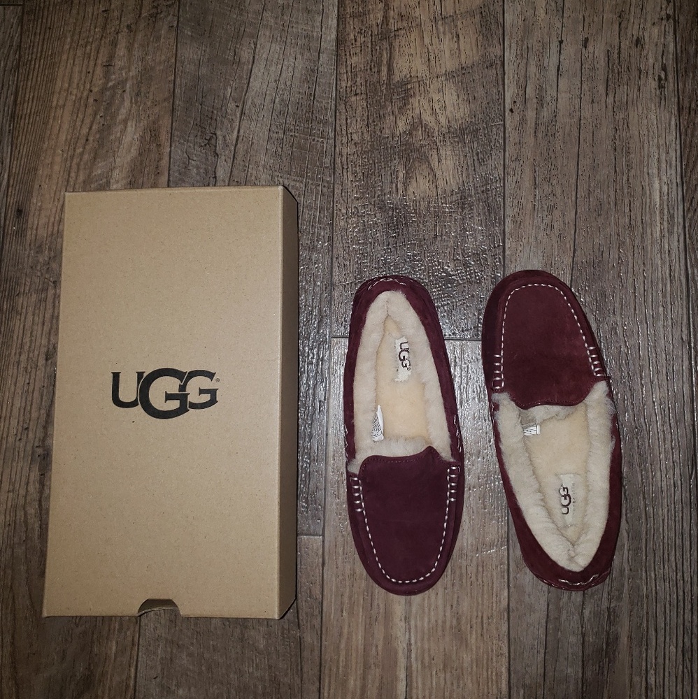 *NEW *UGG moccasin slippers